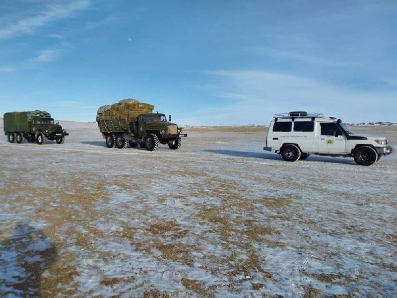 Сумдад өвс, тэжээл хүргэх, зам гаргах ажил үргэлжилж байна